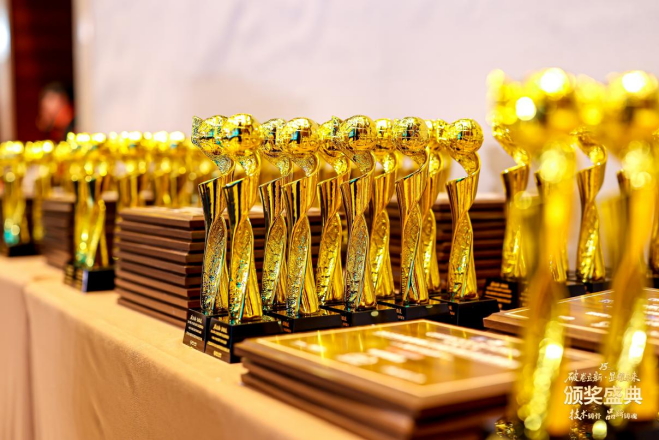 双奖加冕！易游电竞显示荣获慧聪LED显示屏行业品牌盛会两项大奖